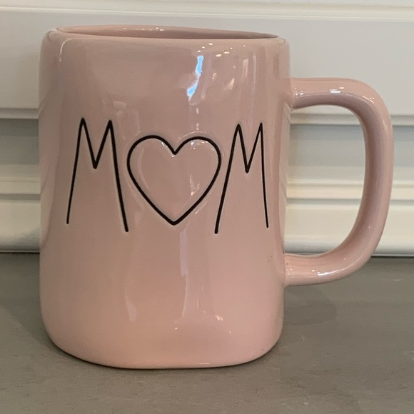 NWOT Rae Dunn ~ “MOM” Mug in Light Pink - Picture 2 of 5